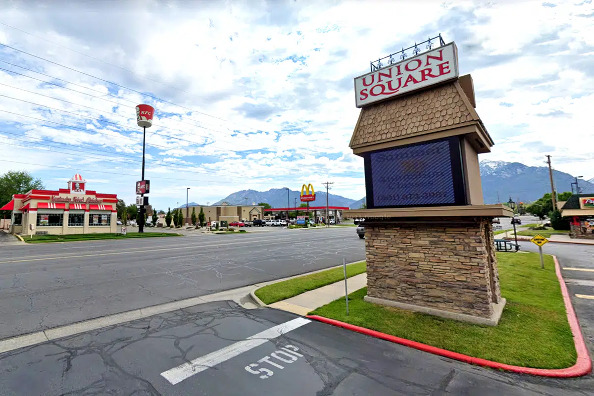 banks-stores-restaurants-within-minutes.jpg
