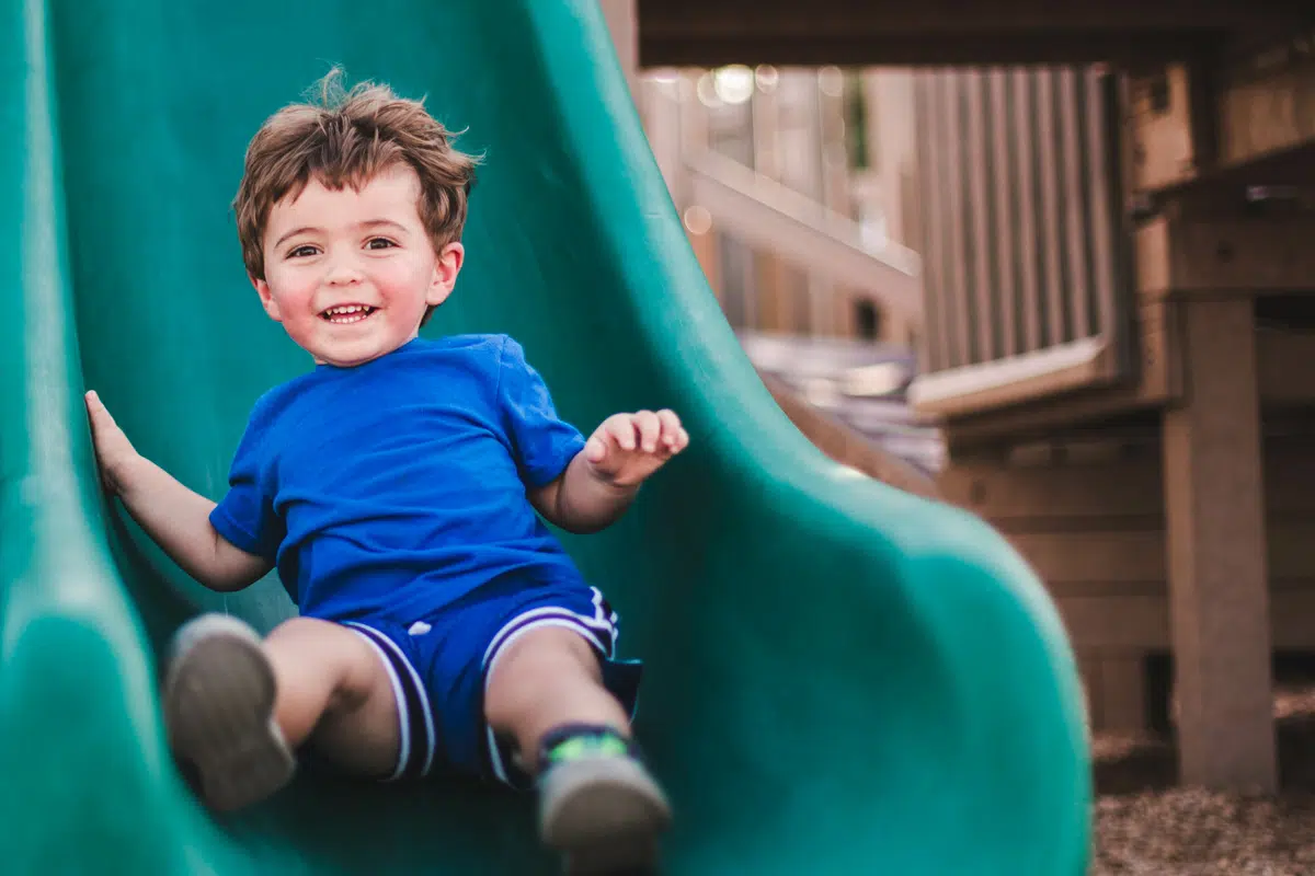 outdoor-play-strengthens-developing-minds-bodies.jpg